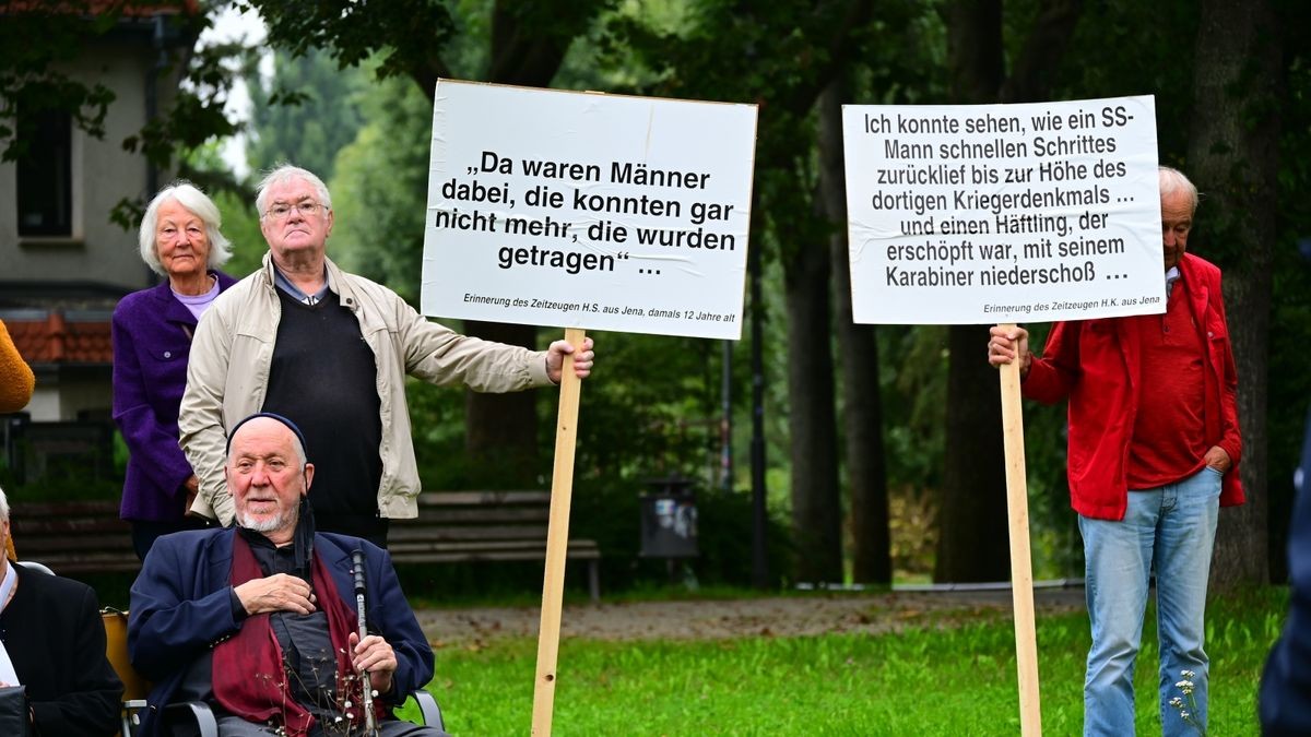 Eine Gedenkstele erinnert am Saaleufer in Jena an den Todesmarsch von KZ-Häftlingen im April 1945. Das Mahnmal wurde am Sonntag im Beisein von Oberbürgermeister Thomas Nitzsche (FDP) eingeweiht.