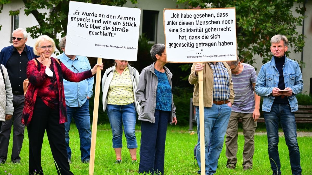 Eine Gedenkstele erinnert am Saaleufer in Jena an den Todesmarsch von KZ-Häftlingen im April 1945. Das Mahnmal wurde am Sonntag im Beisein von Oberbürgermeister Thomas Nitzsche (FDP) eingeweiht.