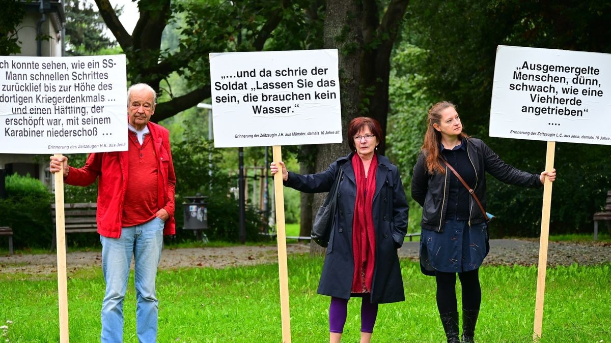 Eine Gedenkstele erinnert am Saaleufer in Jena an den Todesmarsch von KZ-Häftlingen im April 1945. Das Mahnmal wurde am Sonntag im Beisein von Oberbürgermeister Thomas Nitzsche (FDP) eingeweiht.