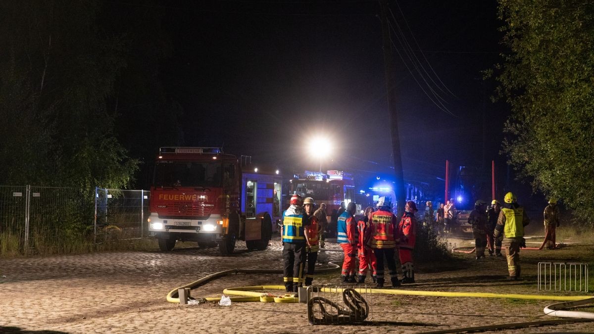 Am Güterbahnhof Sonneberg hat ein leerstehendes Gebäude gebrannt. Müll und Unrat erschwerten die Arbeiten der Feuerwehr. Am Bahnhof hatte es in der Vergangenheit häufig gebrannt.