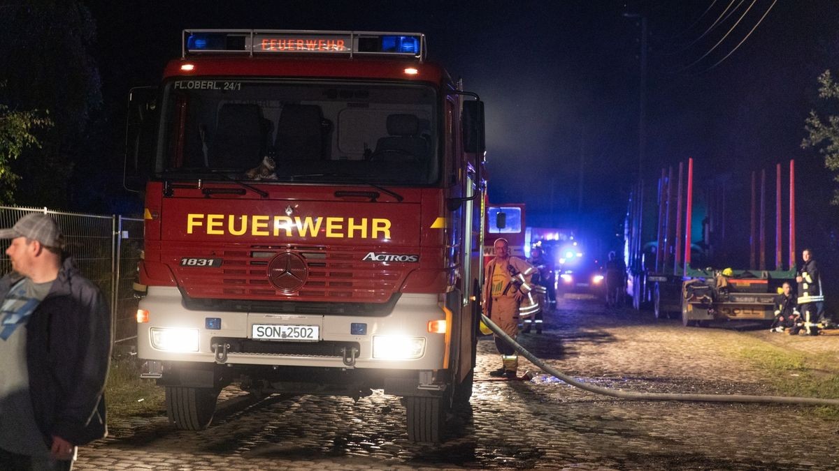 Am Güterbahnhof Sonneberg hat ein leerstehendes Gebäude gebrannt. Müll und Unrat erschwerten die Arbeiten der Feuerwehr. Am Bahnhof hatte es in der Vergangenheit häufig gebrannt.