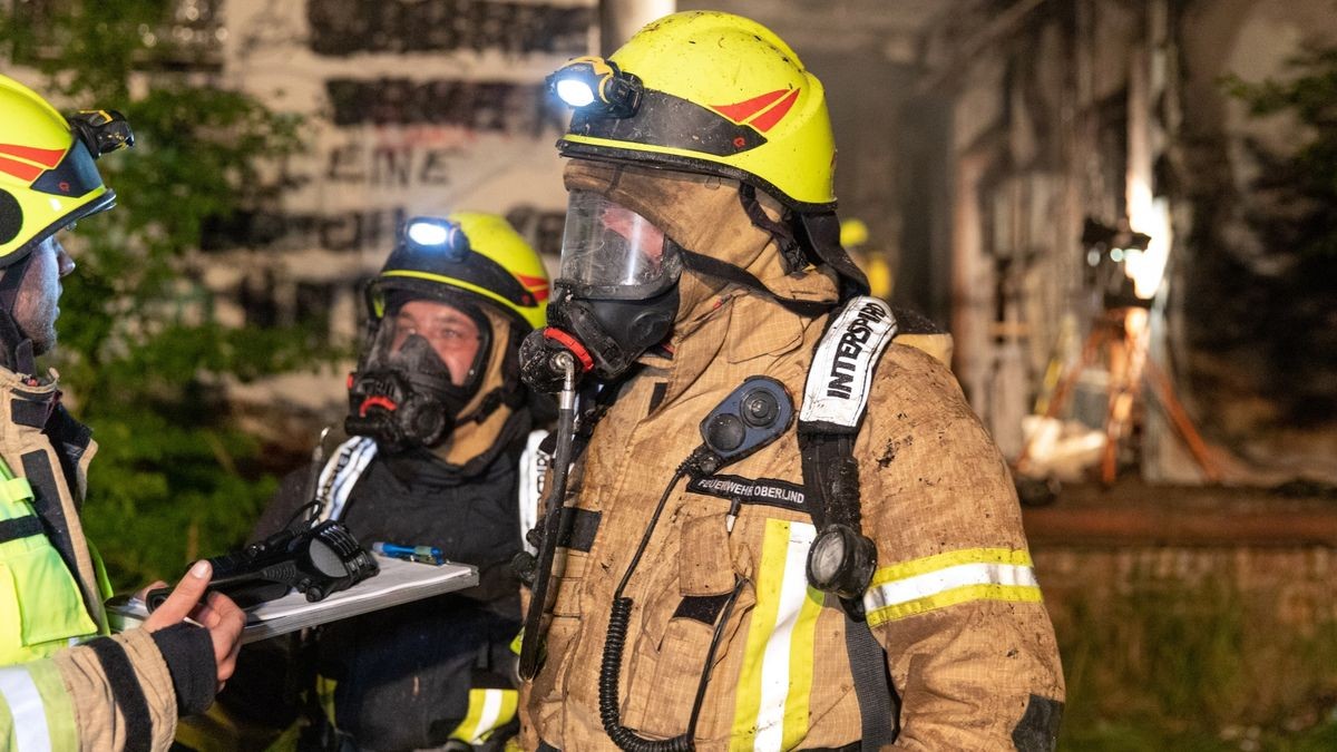 Am Güterbahnhof Sonneberg hat ein leerstehendes Gebäude gebrannt. Müll und Unrat erschwerten die Arbeiten der Feuerwehr. Am Bahnhof hatte es in der Vergangenheit häufig gebrannt.