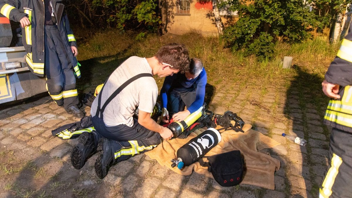 Am Güterbahnhof Sonneberg hat ein leerstehendes Gebäude gebrannt. Müll und Unrat erschwerten die Arbeiten der Feuerwehr. Am Bahnhof hatte es in der Vergangenheit häufig gebrannt.