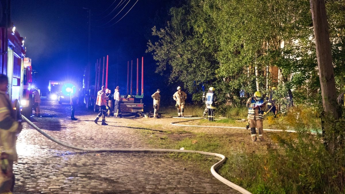 Am Güterbahnhof Sonneberg hat ein leerstehendes Gebäude gebrannt. Müll und Unrat erschwerten die Arbeiten der Feuerwehr. Am Bahnhof hatte es in der Vergangenheit häufig gebrannt.