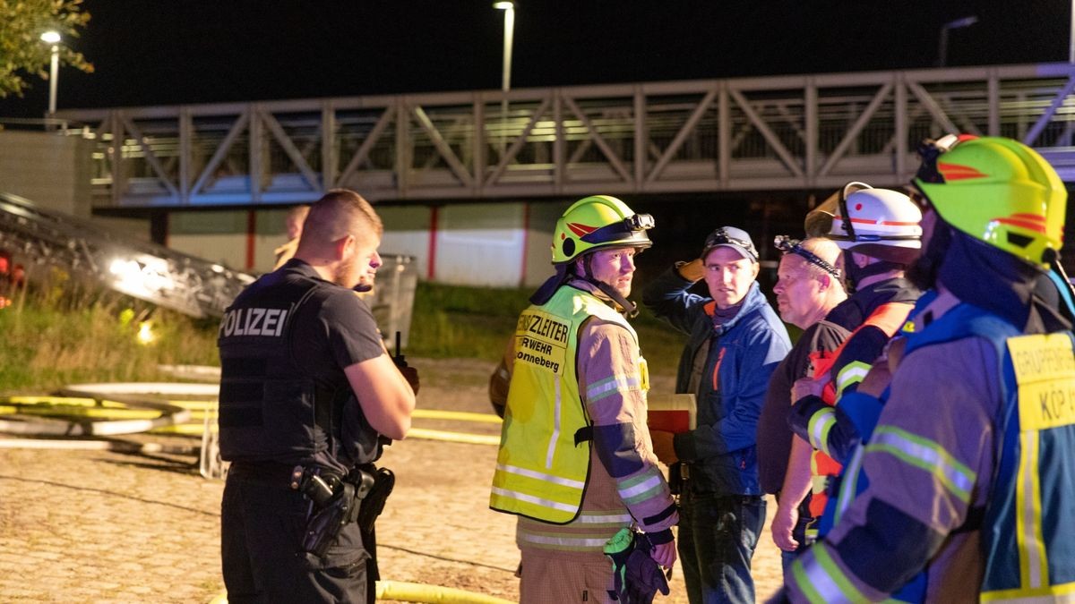 Am Güterbahnhof Sonneberg hat ein leerstehendes Gebäude gebrannt. Müll und Unrat erschwerten die Arbeiten der Feuerwehr. Am Bahnhof hatte es in der Vergangenheit häufig gebrannt.