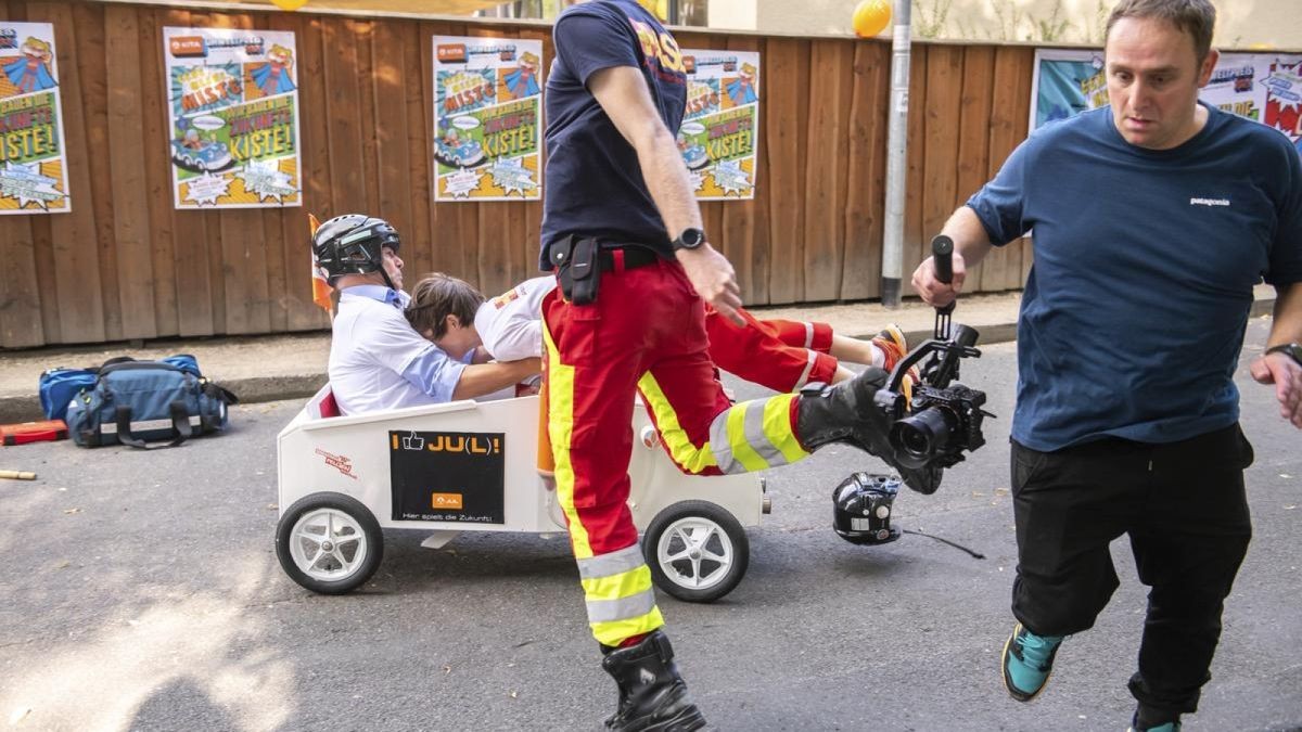 Weimars Oberbürgermeister Peter Kleine crasht beim Seifenkistenrennen im Ziel in eine Rettungssanitäterin und zerstört dabei die Zieleinrichtung.