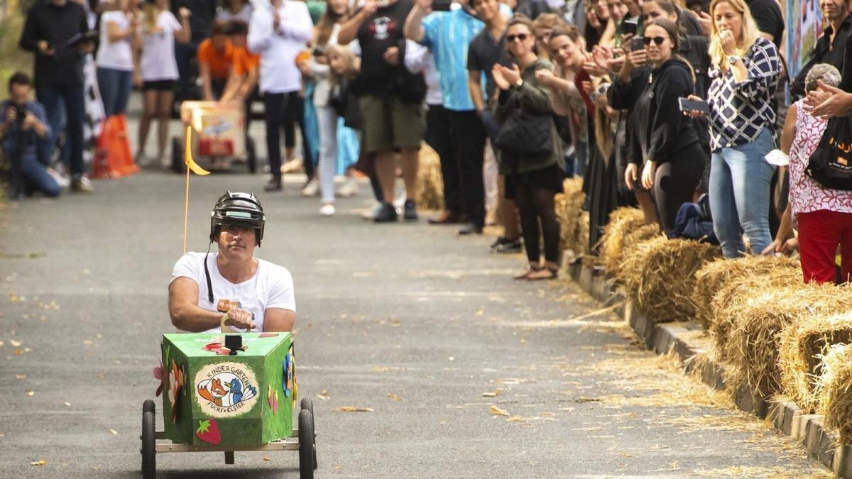 So crasht Erfurts Oberbürgermeister Andreas Bausewein beim Seifenkistenrennen in die Strohballen. 