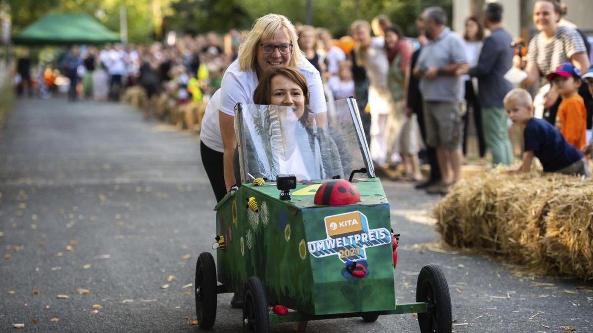 Anja Siegesmund wird ins Ziel geschoben.