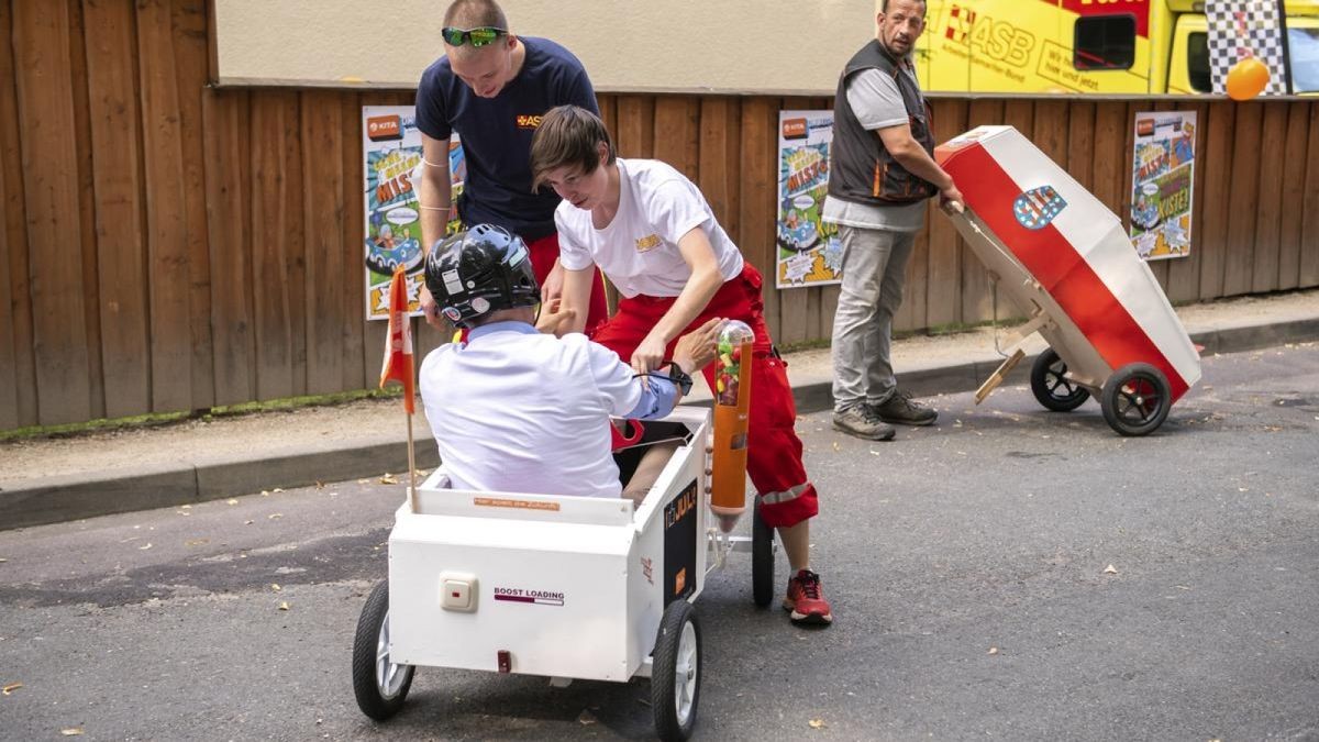 Weimars Oberbürgermeister Peter Kleine crasht beim Seifenkistenrennen im Ziel in eine Rettungssanitäterin und zerstört dabei die Zieleinrichtung.