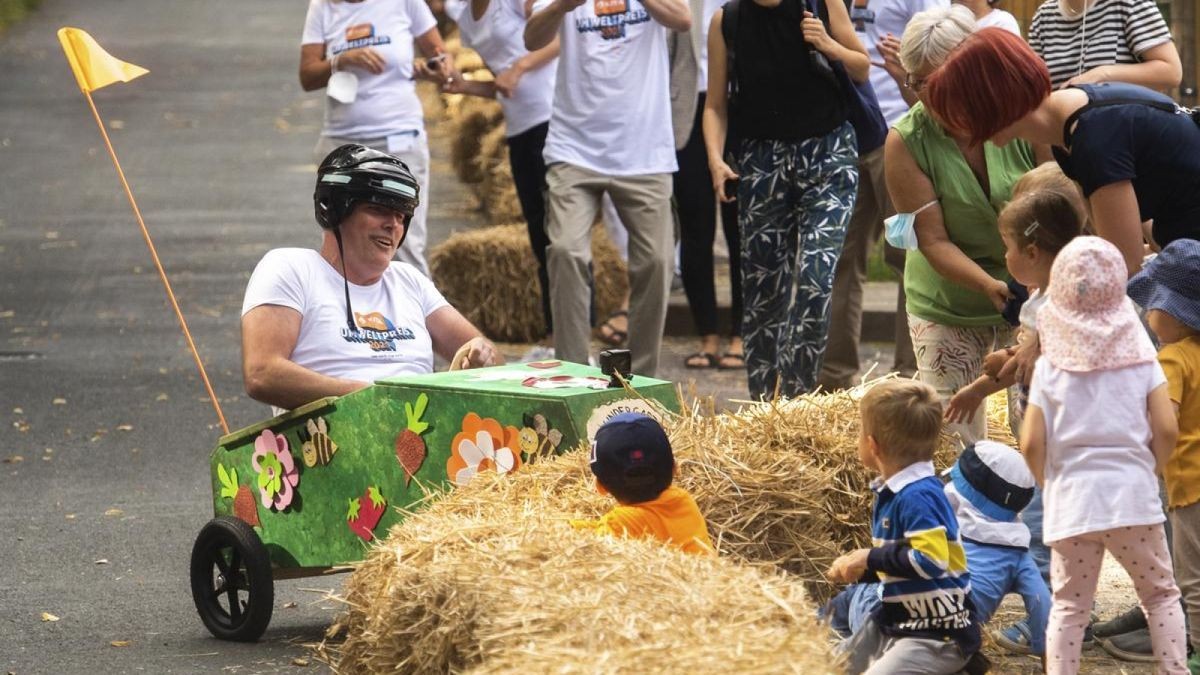 So crasht Erfurts Oberbürgermeister Andreas Bausewein beim Seifenkistenrennen in die Strohballen. 