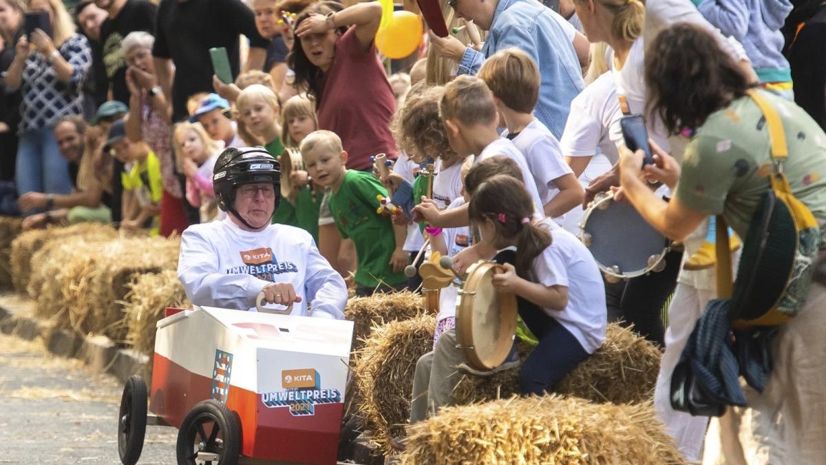 Ministerpräsident Bodo Ramelow (Die Linke) crasht beim Seifenkistenrennen in die Strohballen.