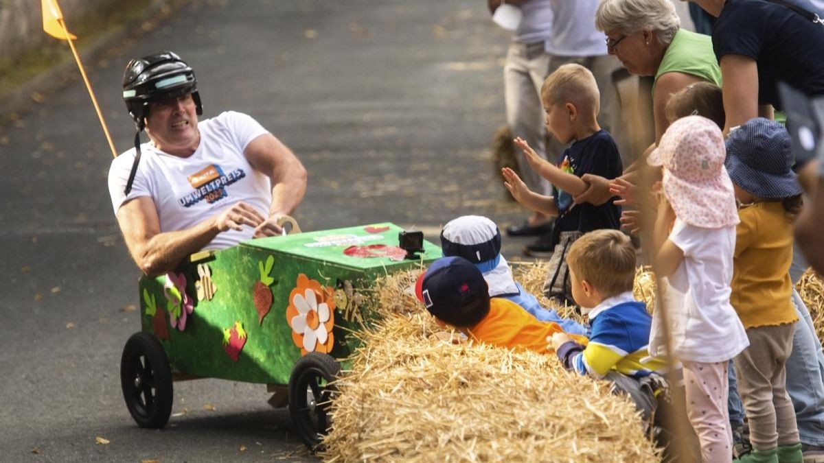 So crasht Erfurts Oberbürgermeister Andreas Bausewein beim Seifenkistenrennen in die Strohballen. 