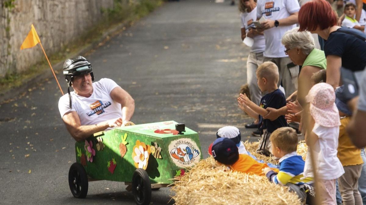 So crasht Erfurts Oberbürgermeister Andreas Bausewein beim Seifenkistenrennen in die Strohballen. 