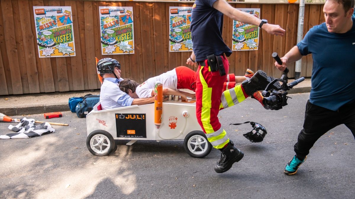 Weimars Oberbürgermeister Peter Kleine crasht beim Seifenkistenrennen im Ziel in eine Rettungssanitäterin und zerstört dabei die Zieleinrichtung.