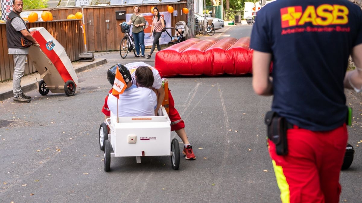 Weimars Oberbürgermeister Peter Kleine crasht beim Seifenkistenrennen im Ziel in eine Rettungssanitäterin und zerstört dabei die Zieleinrichtung.