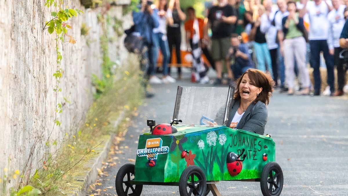 So crashte Anja Siegesmund (Bündnis90/Die Grünen), Ministerin für Umwelt, Energie und Naturschutz und Vertreterin des Ministerpräsidenten, beim Seifenkistenrennen.