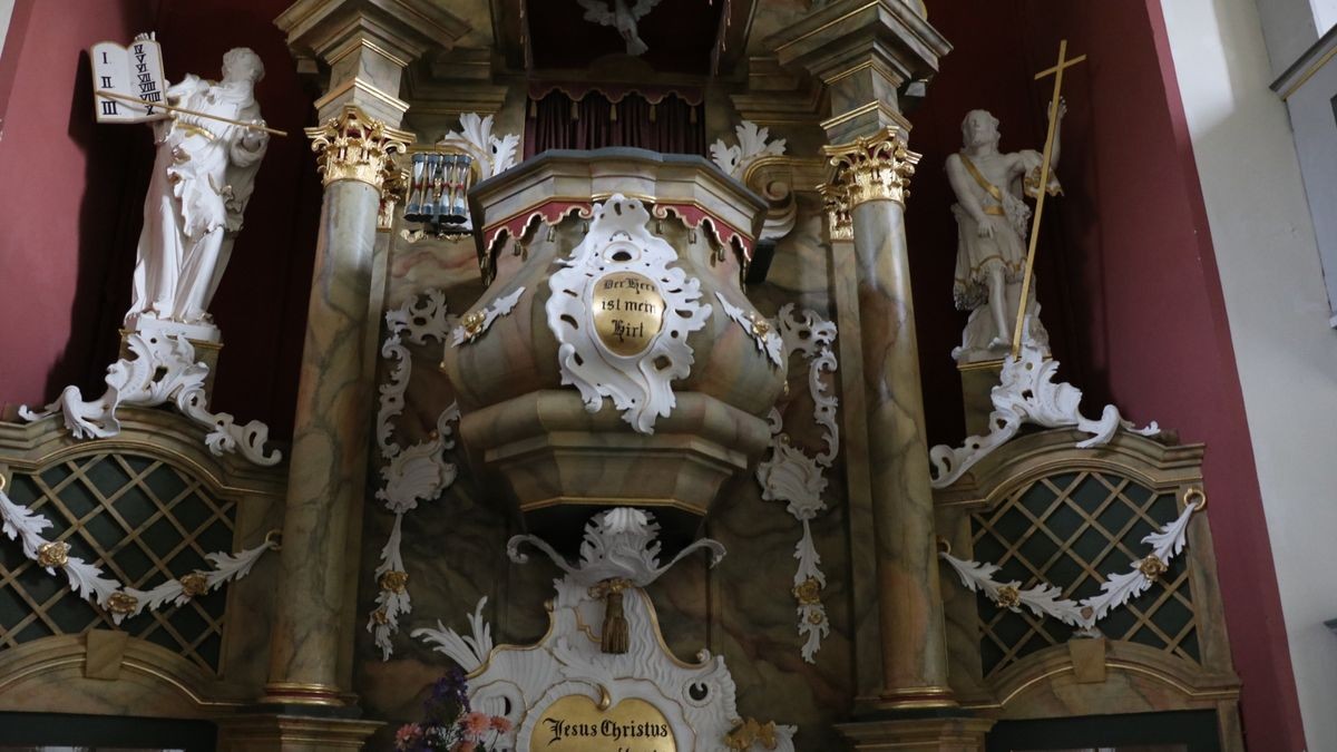 Am barocken Kanzelaltar der Barockkirche von Schkölen hängt eine Kanzel- oder Predigtuhr - ähnlich der gestohlenen aus dem Arnstädter Spital. In nur wenigen Thüringer Kirchen ist diese Form der Zeitmessung noch vorhanden.