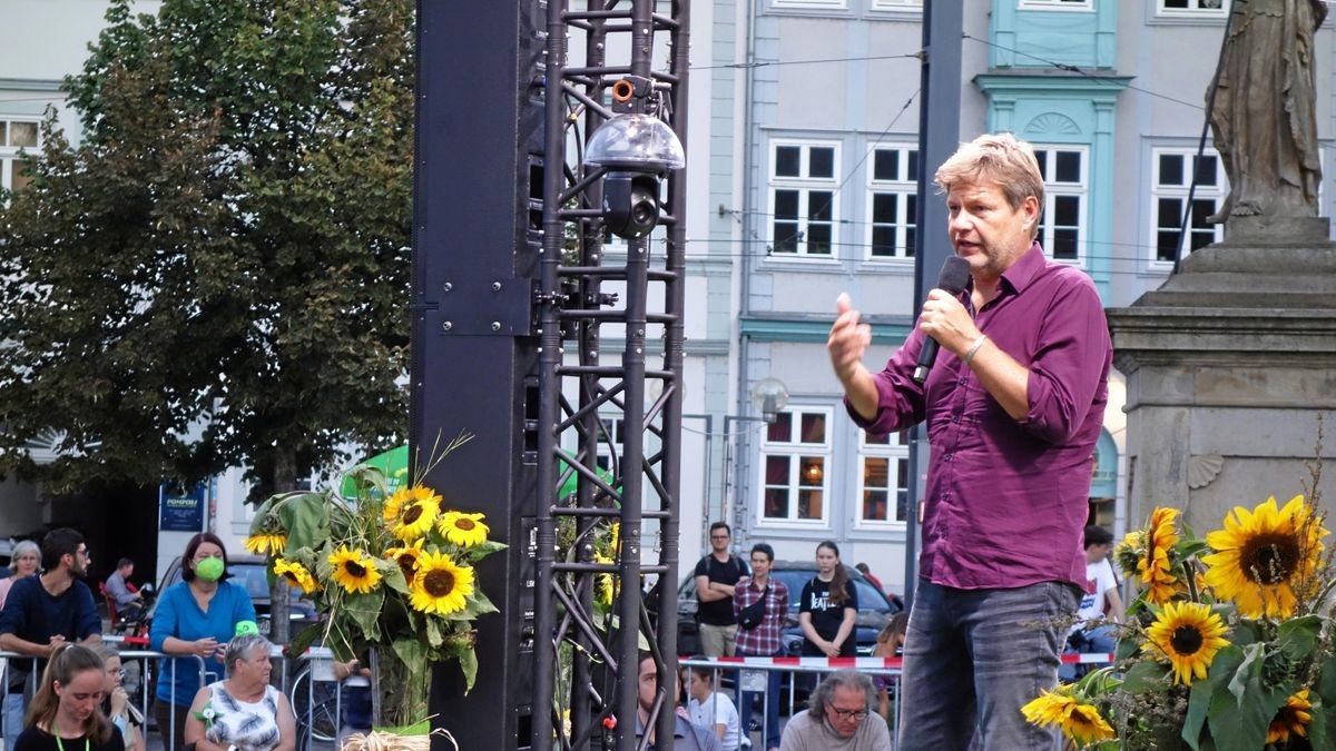 Stimmlich vom Wahlkampf schon etwas geschafft sprach Grünen-Spitzenmann Robert Habeck zu Anhängern auf dem Domplatz in Erfurt.