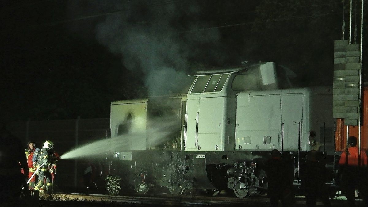 Eine Lok ist in der Nähe des Erfurter Hauptbahnhofs in Brand geraten.