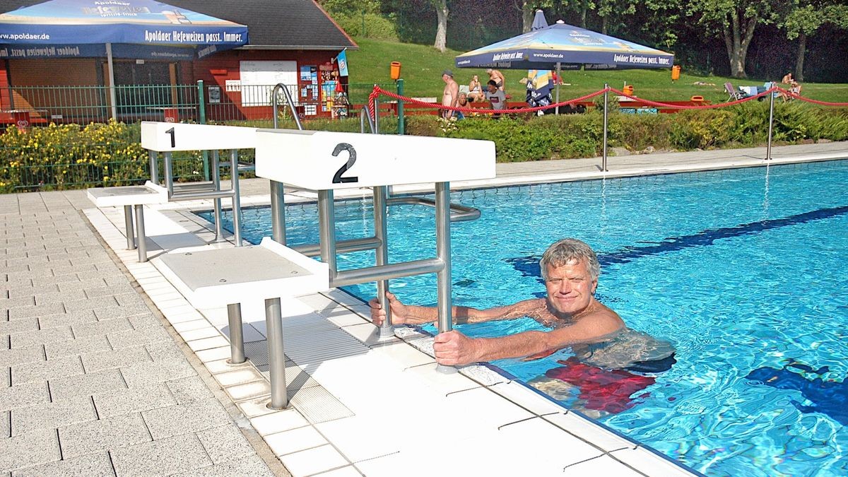 Lutz Gärtner aus Weimar nutzte in der letzten Woche der Bad Berkaer Freibad-Saison die Chance, in der Spätsommer-Sonne noch ein paar Runden durch das Becken zu ziehen.