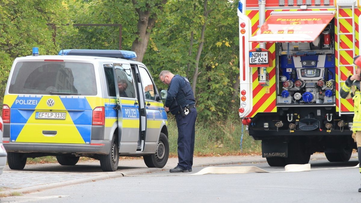 In einem Haus in Nordhausen hat ein Mann laut Polizei Ermittler mit einer säbelartigen Waffe bedroht. Der Mann wurde bei dem Schuss eines Polizisten am Bein verletzt und verbarrikadierte sich.