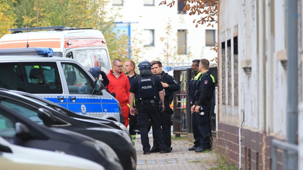 In einem Haus in Nordhausen hat ein Mann laut Polizei Ermittler mit einer säbelartigen Waffe bedroht. Der Mann wurde bei dem Schuss eines Polizisten am Bein verletzt und verbarrikadierte sich.