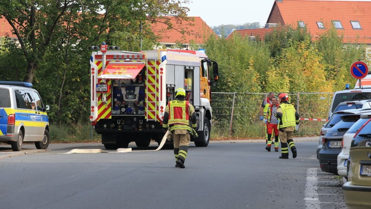 In einem Haus in Nordhausen hat ein Mann laut Polizei Ermittler mit einer säbelartigen Waffe bedroht. Der Mann wurde bei dem Schuss eines Polizisten am Bein verletzt und verbarrikadierte sich.