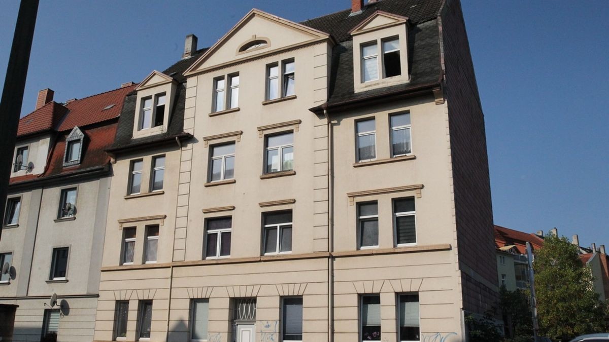 Dabei sei der Mann wohl am Bein verletzt worden. Er hatte sich danach in seiner Wohnung, die sich im obersten Stockwerk eines Mehrfamilienhauses in der Bruno-Kunze-Straße befindet, verbarrikadiert.