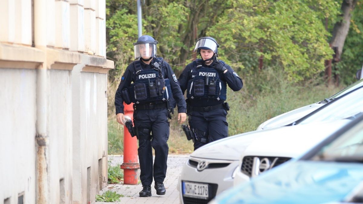 In einem Haus in Nordhausen hat ein Mann laut Polizei Ermittler mit einer säbelartigen Waffe bedroht. Der Mann wurde bei dem Schuss eines Polizisten am Bein verletzt und verbarrikadierte sich.