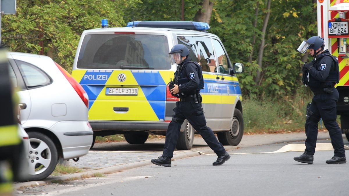 In einem Haus in Nordhausen hat ein Mann laut Polizei Ermittler mit einer säbelartigen Waffe bedroht. Der Mann wurde bei dem Schuss eines Polizisten am Bein verletzt und verbarrikadierte sich.