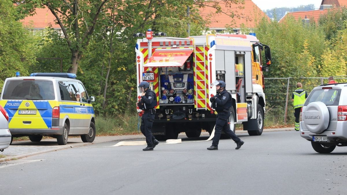 Als der Mann aggressiv reagiert, setzten die Beamten am Sonntag gegen 9 Uhr erst Pfefferspray ein. Weil dies die Lage nicht beruhigen konnte, gaben die Polizisten einen Schuss aus einer Dienstwaffe ab, wie ein Polizeisprecher sagte.