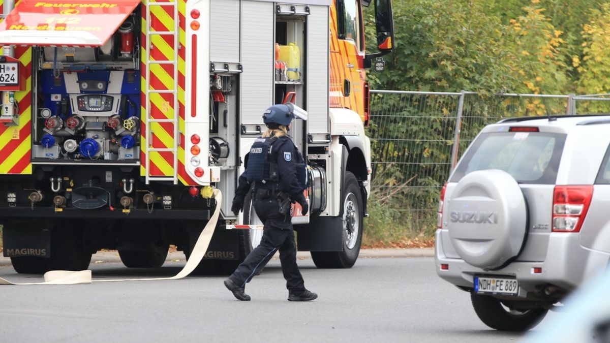 In einem Haus in Nordhausen hat ein Mann laut Polizei Ermittler mit einer säbelartigen Waffe bedroht. Der Mann wurde bei dem Schuss eines Polizisten am Bein verletzt und verbarrikadierte sich.