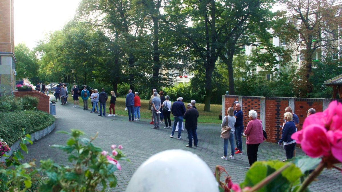 Besonders in den Vormittagsstunden haben sich wegen der Zutrittsregeln an verschiedenen Wahllokalen in Gera teils lange Warteschlangen gebildet, so an der Berufsschule Technik, Schulteil Richterstraße (Foto rechts), und an der Debschwitzer Hans-Christian-Andersen-Grundschule (Foto links), in der gleich drei Wahllokale eingerichtet wurden.