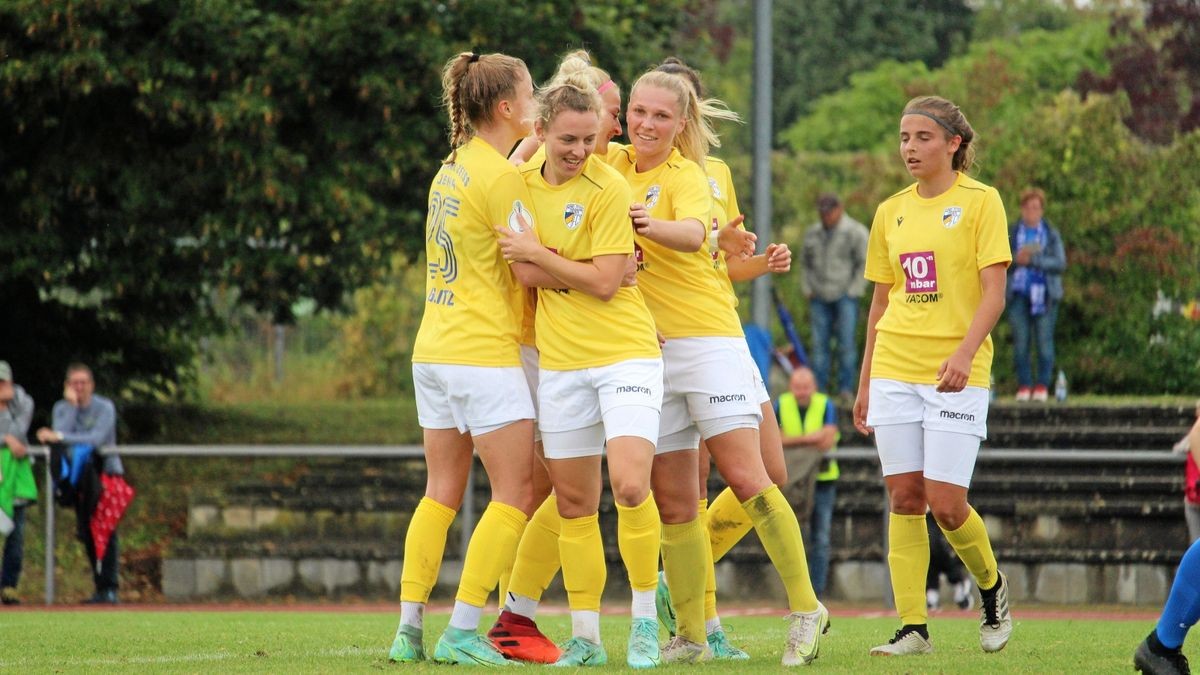 Jubel nach dem zweiten Treffer: Karla Görlitz (von links), Rita Schumacher, Verena Volkmer, Any Adam und Lisa Gora.