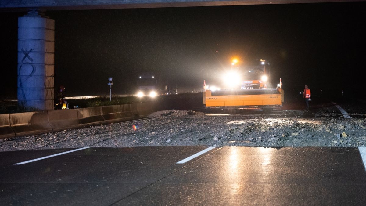 Die Autobahn 4 ist zwischen den Anschlussstellen Bucha und Jena in Fahrtrichtung Dresden nach einem Erdrutsch für etwa vier Stunden voll gesperrt worden.