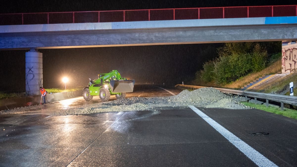 Die Autobahn 4 ist zwischen den Anschlussstellen Bucha und Jena in Fahrtrichtung Dresden nach einem Erdrutsch für etwa vier Stunden voll gesperrt worden.