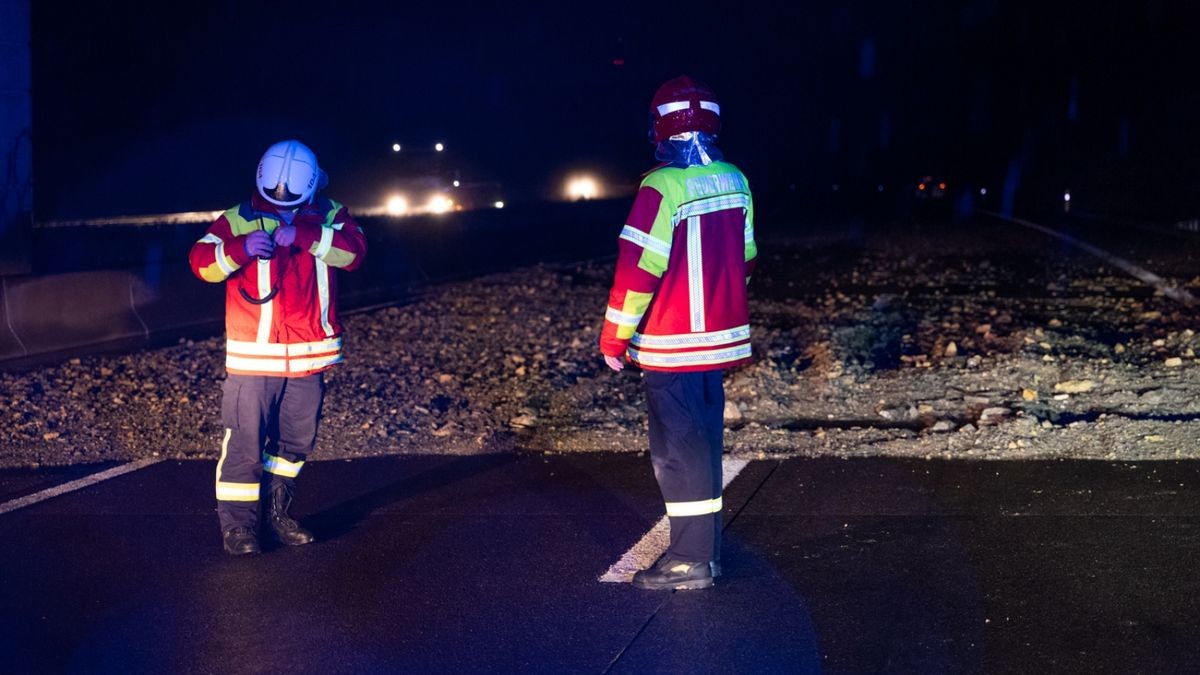 Auf allen drei Fahrspuren und der Standspur lagen mehrere Tonnen Geröll und Schlamm - zum Teil bis zu 45cm hoch.