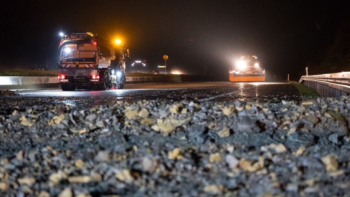 Die Autobahn 4 ist zwischen den Anschlussstellen Bucha und Jena in Fahrtrichtung Dresden nach einem Erdrutsch für etwa vier Stunden voll gesperrt worden.