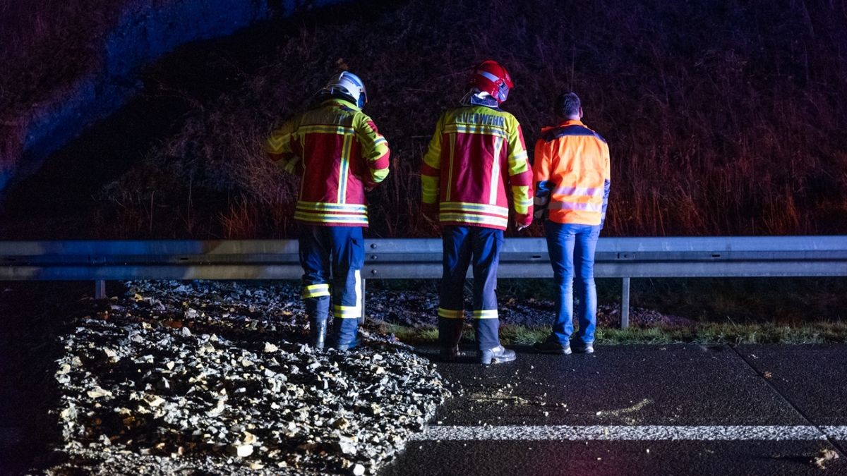 Zudem musste die Böschung geprüft werden, ob weitere Teile durch den starken Regen aufgeweicht sind und abrutschen könnten.