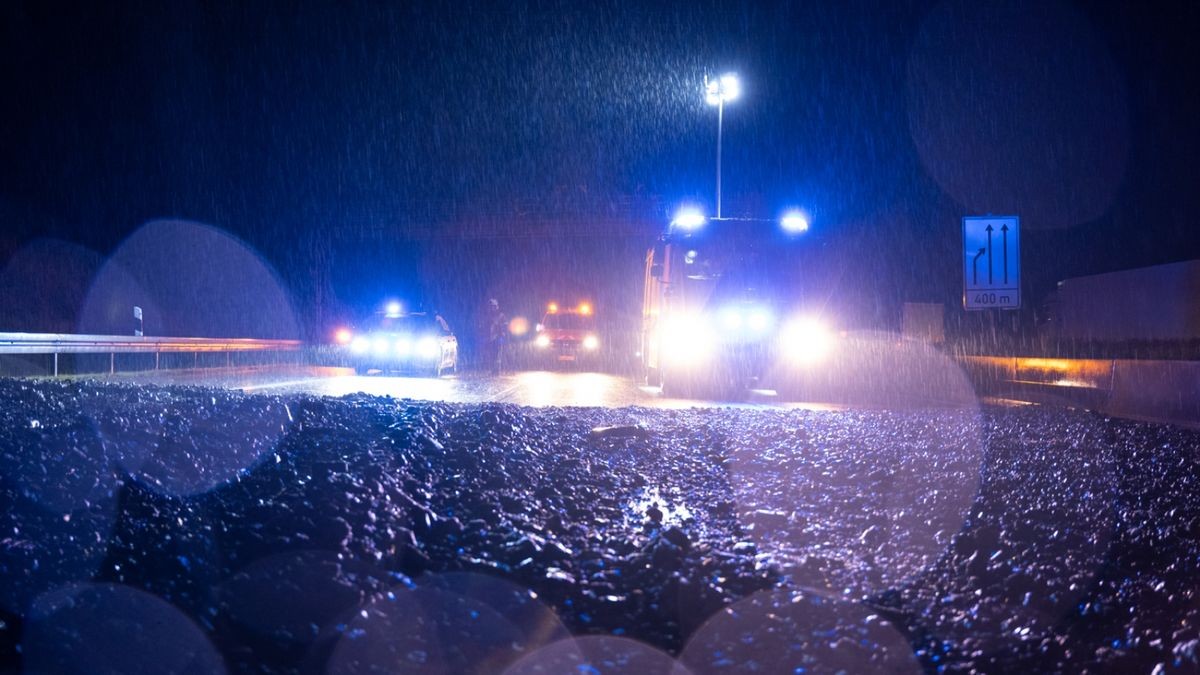 Die Autobahn 4 ist zwischen den Anschlussstellen Bucha und Jena in Fahrtrichtung Dresden nach heftigen Unwettern für etwa vier Stunden voll gesperrt worden.