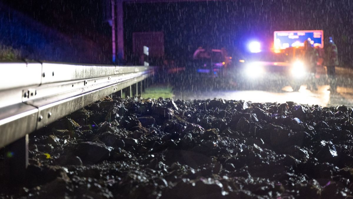 Die Autobahn 4 ist zwischen den Anschlussstellen Bucha und Jena in Fahrtrichtung Dresden nach einem Erdrutsch für etwa vier Stunden voll gesperrt worden.