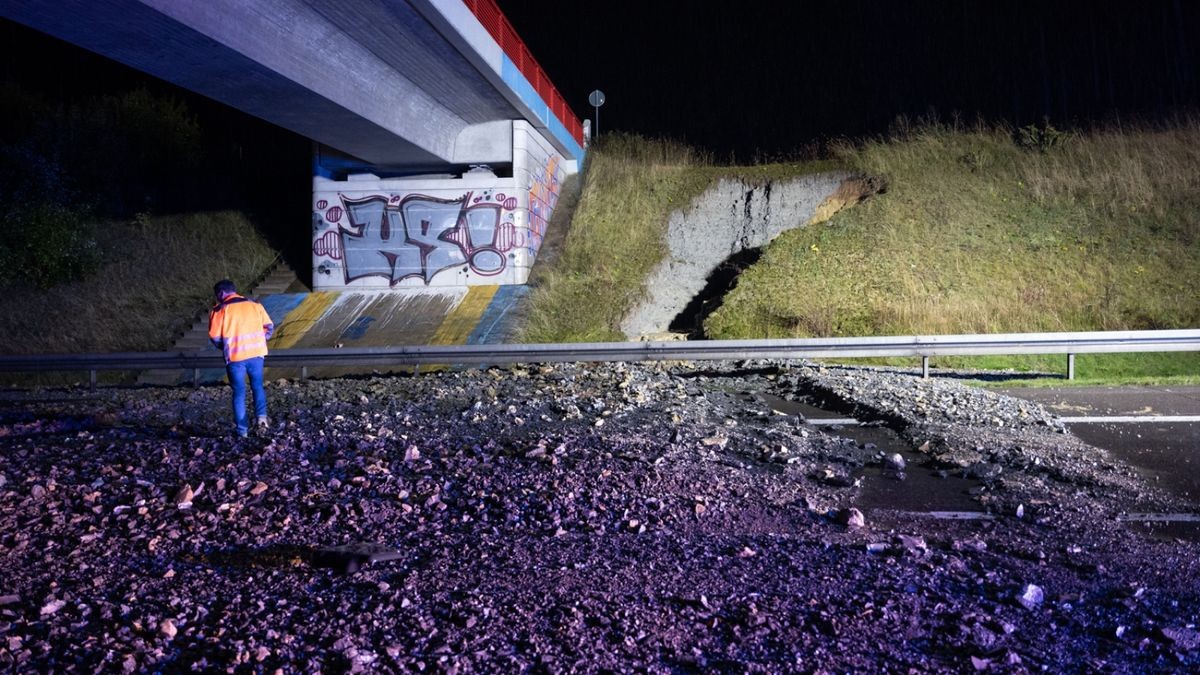 Die Autobahn 4 ist zwischen den Anschlussstellen Bucha und Jena in Fahrtrichtung Dresden nach einem Erdrutsch für etwa vier Stunden voll gesperrt worden.