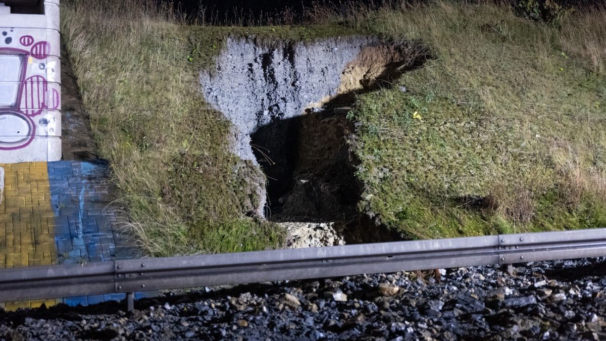 Neben der Autobahn klafft ein riesiges Loch in der Böschung.