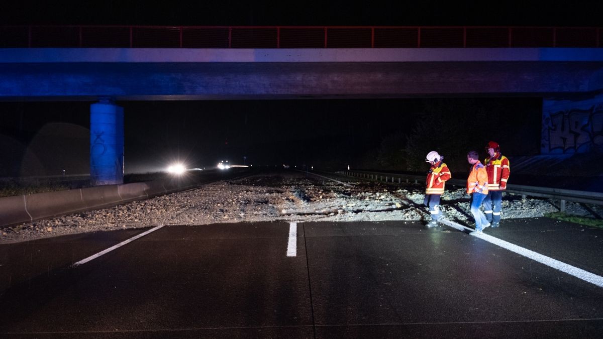 Die Autobahn 4 ist zwischen den Anschlussstellen Bucha und Jena in Fahrtrichtung Dresden nach einem Erdrutsch für etwa vier Stunden voll gesperrt worden.