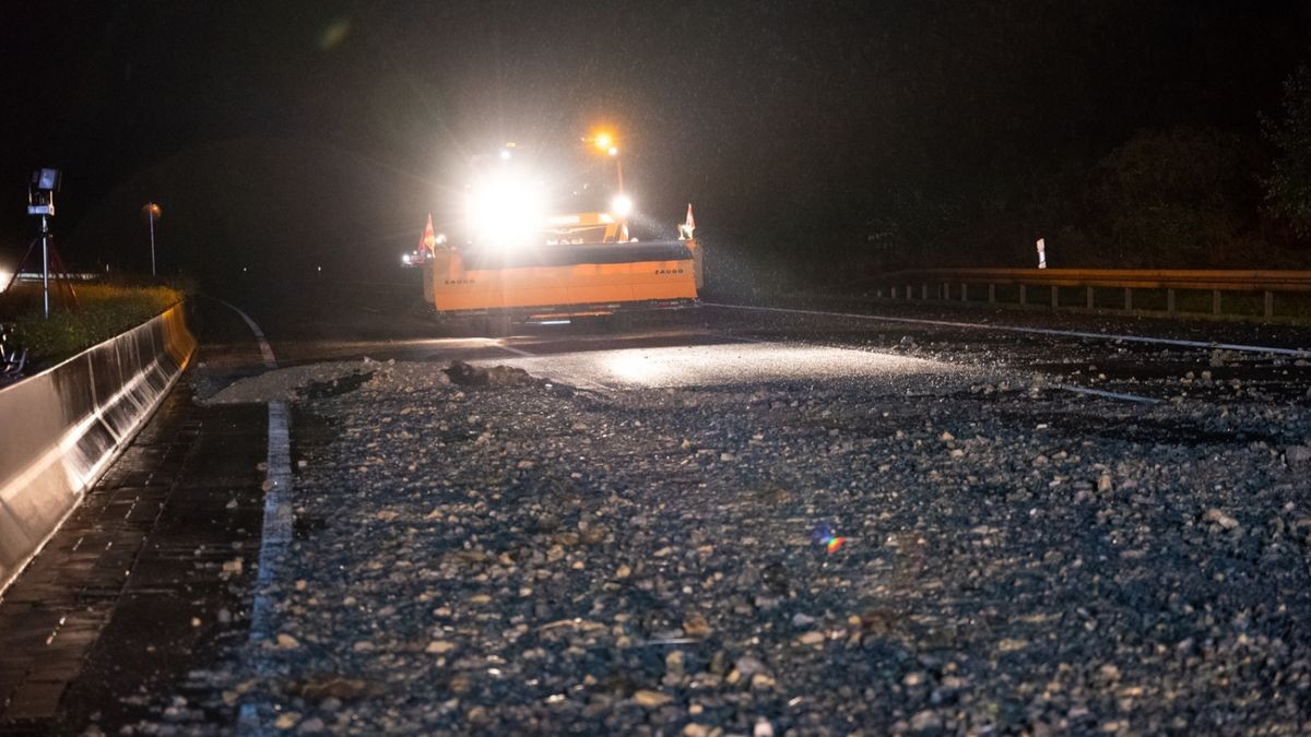 Die Autobahn 4 ist zwischen den Anschlussstellen Bucha und Jena in Fahrtrichtung Dresden nach einem Erdrutsch für etwa vier Stunden voll gesperrt worden.