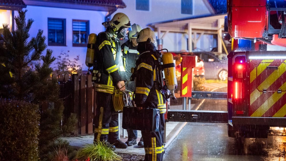 Die Berufsfeuerwehr Weimar und die Freiwillige Feuerwehr Weimar-Legefeld wurden zu einem vermeintlichen Gebäudebrand nach einem Blitzeinschlag in Legefeld alarmiert. Während eines heftigen Unwetters mit Starkregen und Gewitter schlug vermutlich ein Blitz in einem Einfamilienhaus ein.