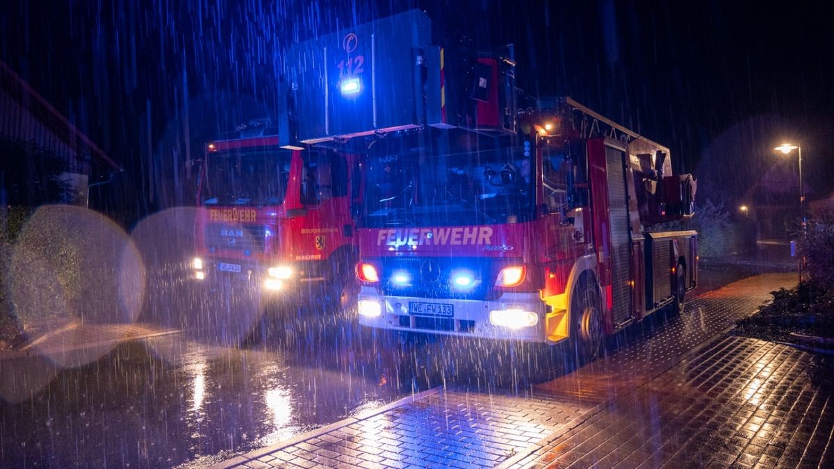 Die Berufsfeuerwehr Weimar und die Freiwillige Feuerwehr Weimar-Legefeld wurden zu einem vermeintlichen Gebäudebrand nach einem Blitzeinschlag in Legefeld alarmiert. Während eines heftigen Unwetters mit Starkregen und Gewitter schlug vermutlich ein Blitz in einem Einfamilienhaus ein.