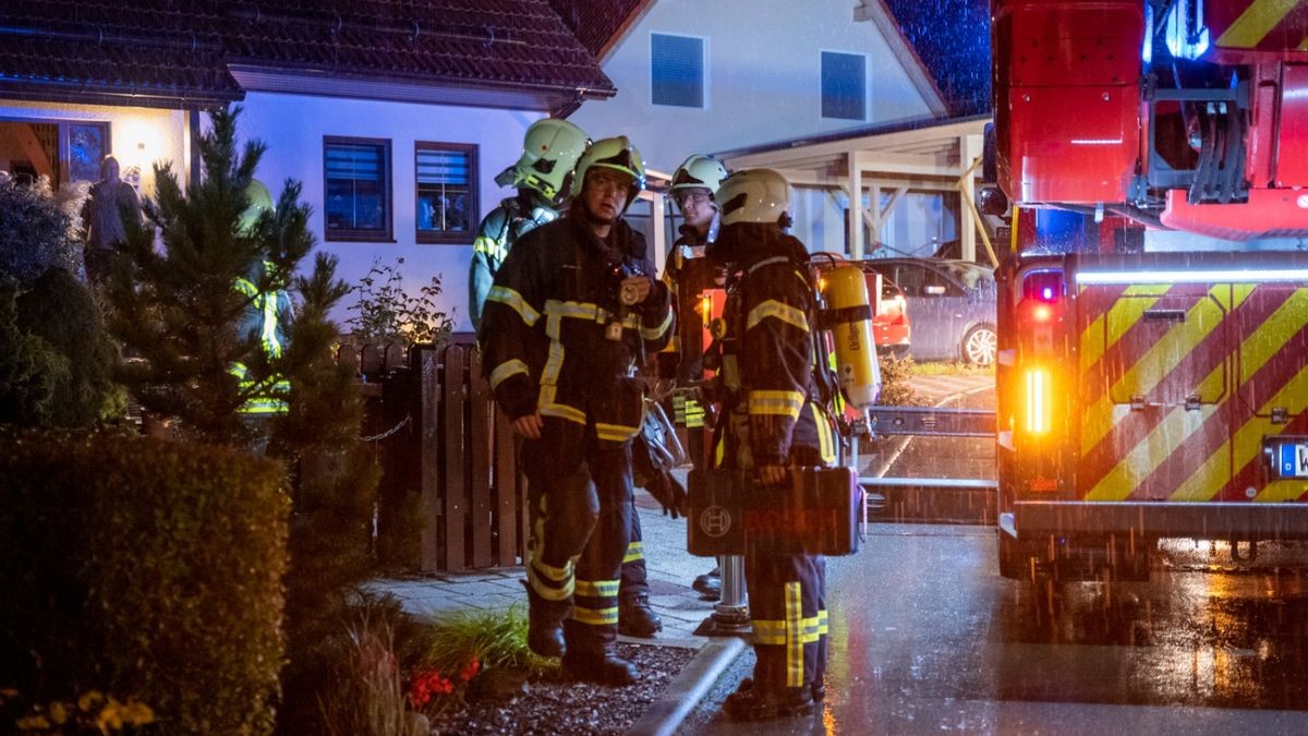 Die Berufsfeuerwehr Weimar und die Freiwillige Feuerwehr Weimar-Legefeld wurden zu einem vermeintlichen Gebäudebrand nach einem Blitzeinschlag in Legefeld alarmiert. Während eines heftigen Unwetters mit Starkregen und Gewitter schlug vermutlich ein Blitz in einem Einfamilienhaus ein.