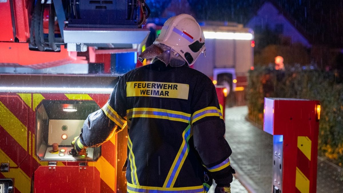 Die Berufsfeuerwehr Weimar und die Freiwillige Feuerwehr Weimar-Legefeld wurden zu einem vermeintlichen Gebäudebrand nach einem Blitzeinschlag in Legefeld alarmiert. Während eines heftigen Unwetters mit Starkregen und Gewitter schlug vermutlich ein Blitz in einem Einfamilienhaus ein.