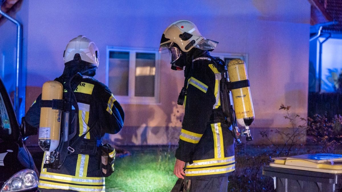 Die Berufsfeuerwehr Weimar und die Freiwillige Feuerwehr Weimar-Legefeld wurden zu einem vermeintlichen Gebäudebrand nach einem Blitzeinschlag in Legefeld alarmiert. Während eines heftigen Unwetters mit Starkregen und Gewitter schlug vermutlich ein Blitz in einem Einfamilienhaus ein.